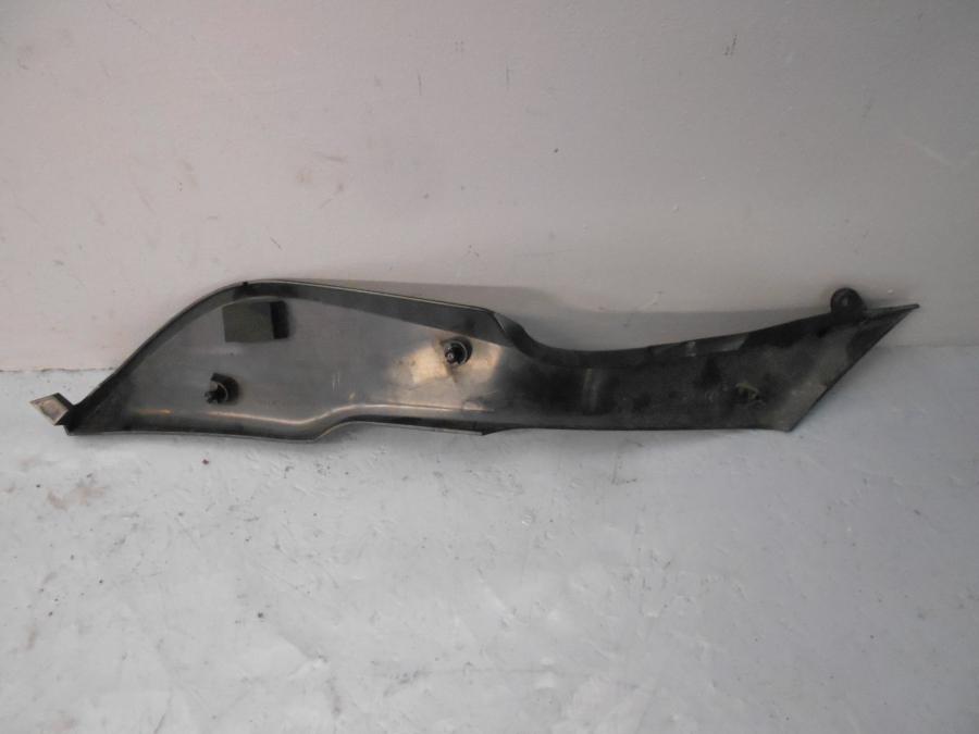 Baksidan på Sidopanel från en Kawasaki Versys 650 -2007 motorcykel.