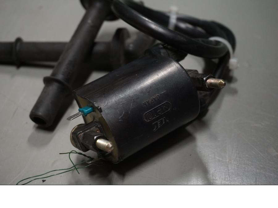 Baksidan på Tändspole från en Honda CBR 1100 XX -2000 motorcykel.