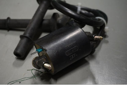 Baksidan på Tändspole från en Honda CBR 1100 XX -2000 motorcykel.