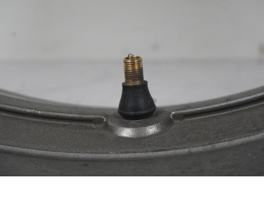 Snett nerifrån på Fälg från en Kawasaki ZX-6R -2005 motorcykel.