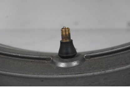 Snett nerifrån på Fälg från en Kawasaki ZX-6R -2005 motorcykel.