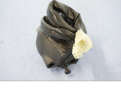 Snett nerifrån på Styrelreglage från en Yamaha X-Max 250 -2016 scooter.