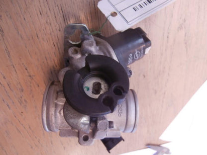 Vänster sida på Spjällhus från en KTM 125 Duke -2014 motorcykel.