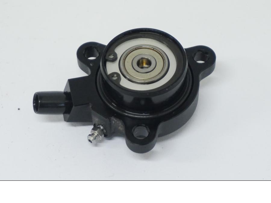 Snett nerifrån på Kopplingslavcylinder från en BMW R 1250 GS -2022 motorcykel.