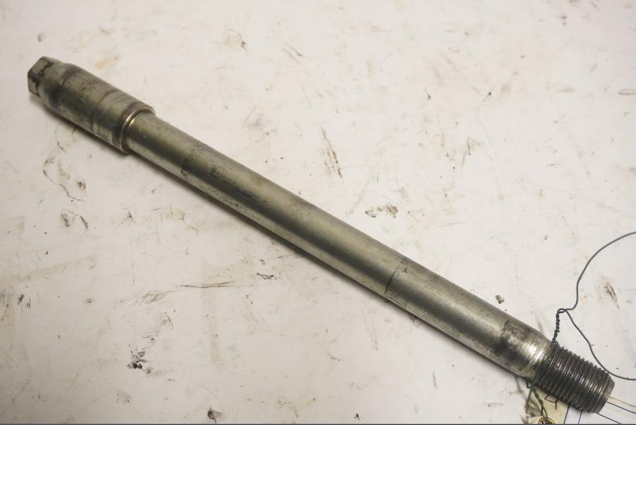 Framsidan på Axel från en Suzuki VZ 800 -2000 motorcykel.