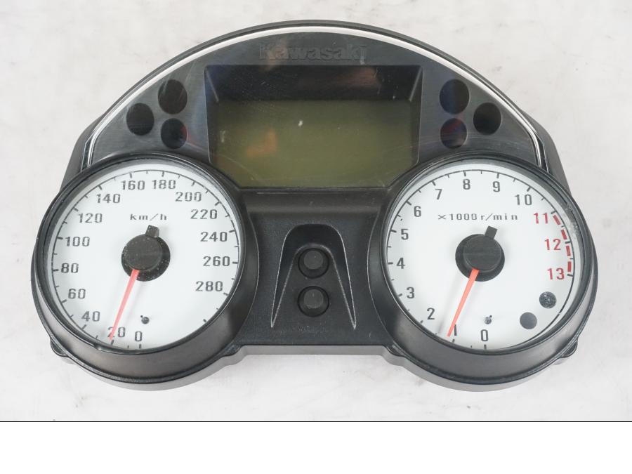 Framsidan på Instrumentpanel från en Kawasaki ZZ-R 1400 -2009 motorcykel.