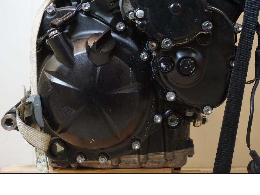 Baksidan på Motor från en Kawasaki ZX-6R -2011 motorcykel.