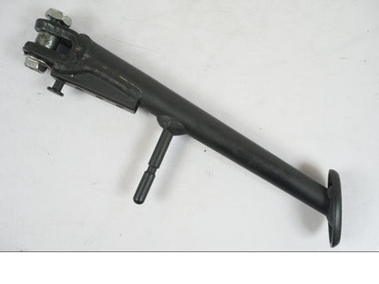 Snett nerifrån på Sidostöd från en Kawasaki Z 900 -2021 motorcykel.