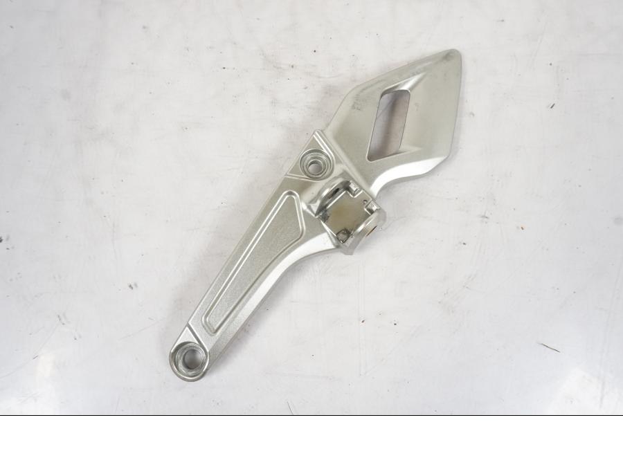 Framsidan på Fotpinnefäste från en Honda VFR 1200 -2010 motorcykel.