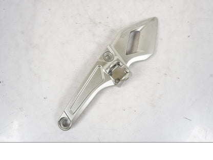 Framsidan på Fotpinnefäste från en Honda VFR 1200 -2010 motorcykel.