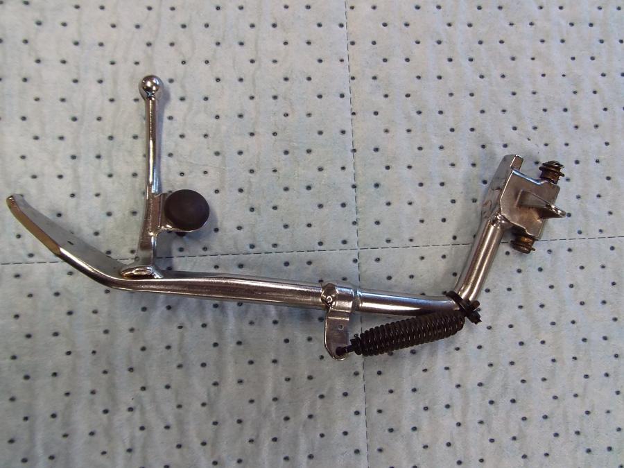 Framsidan på Sidostöd från en H-D Softail Deluxe / Nostalgia FLSTN -2011 motorcykel.