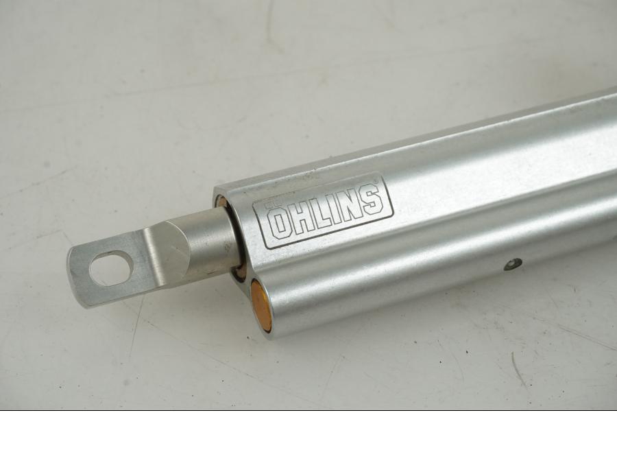 Baksidan på Styrdämpare Öhlins från en Kawasaki Versys 1000 -2022 motorcykel.