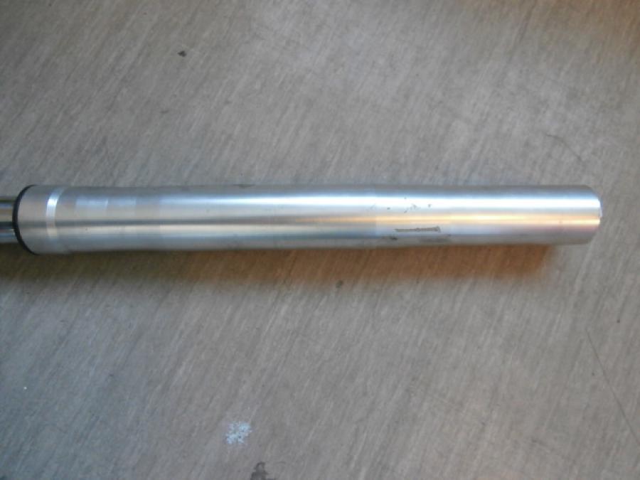 Snett nerifrån på Gaffelben från en Ducati Monster 600 -1998 motorcykel.