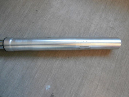 Snett nerifrån på Gaffelben från en Ducati Monster 600 -1998 motorcykel.