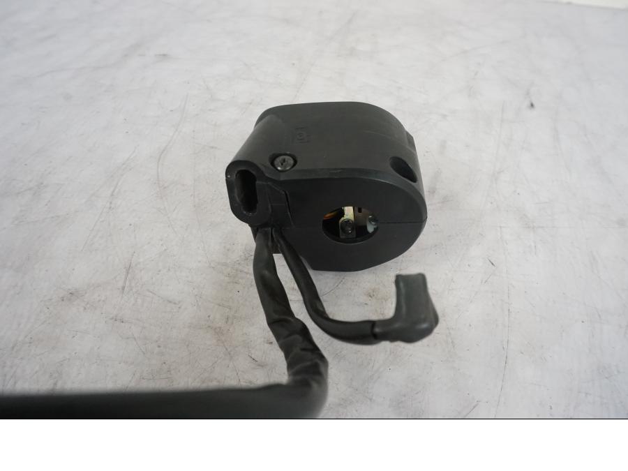 Snett uppifrån på Styrelreglage från en Kawasaki Versys 650 -2014 motorcykel.