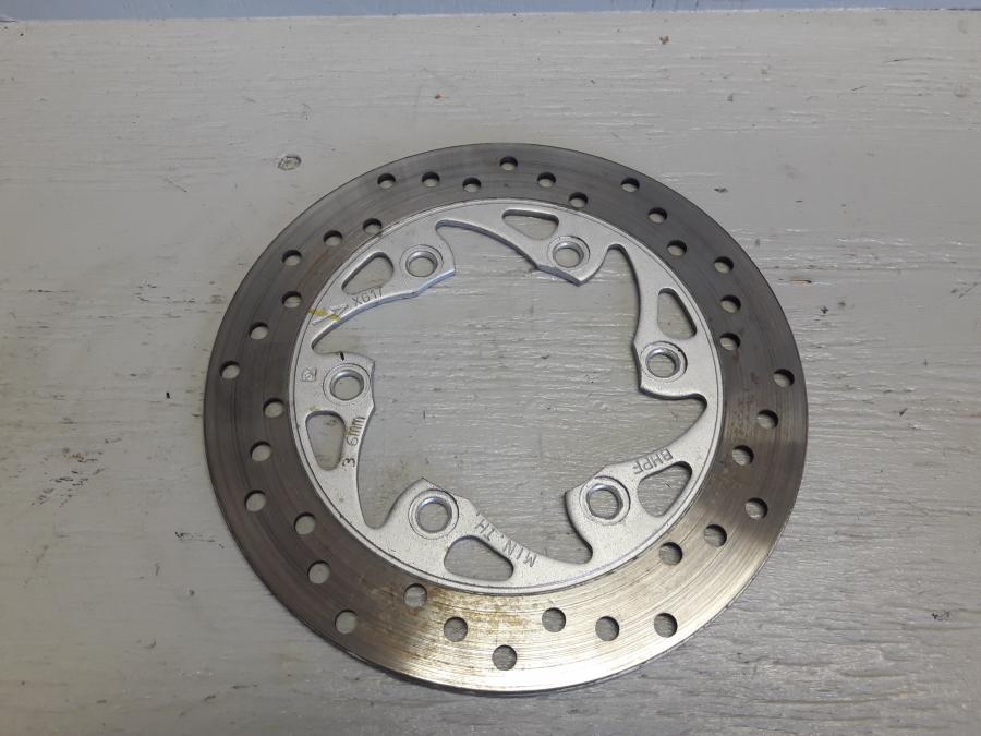 Framsidan på Bromsskiva från en KTM 125 Duke -2017 motorcykel.