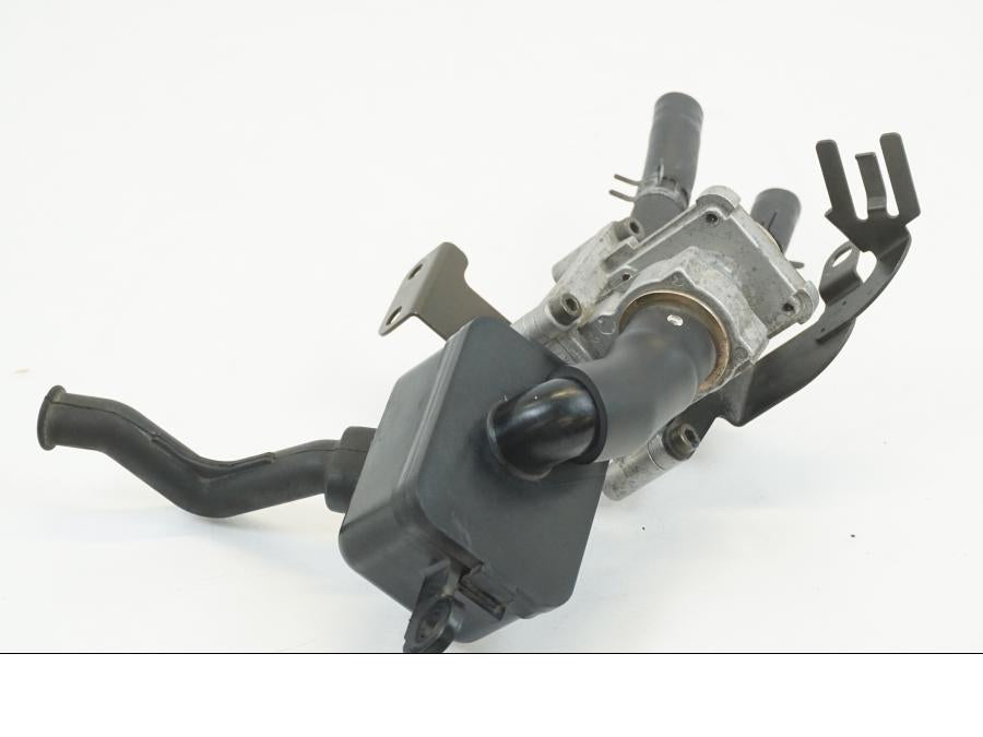 Framsidan på Fuel Evap System från en Yamaha XVS 1100 -2003 motorcykel.