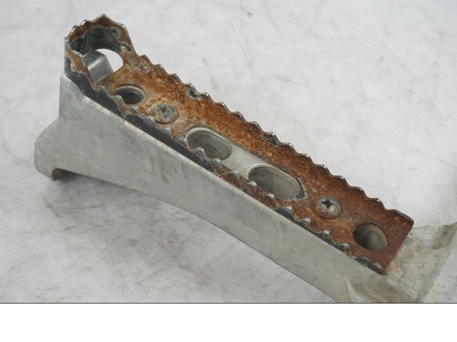 Baksidan på Fotpinnefästesbåge från en Suzuki LTA 750 XP E -2009 motorcykel.