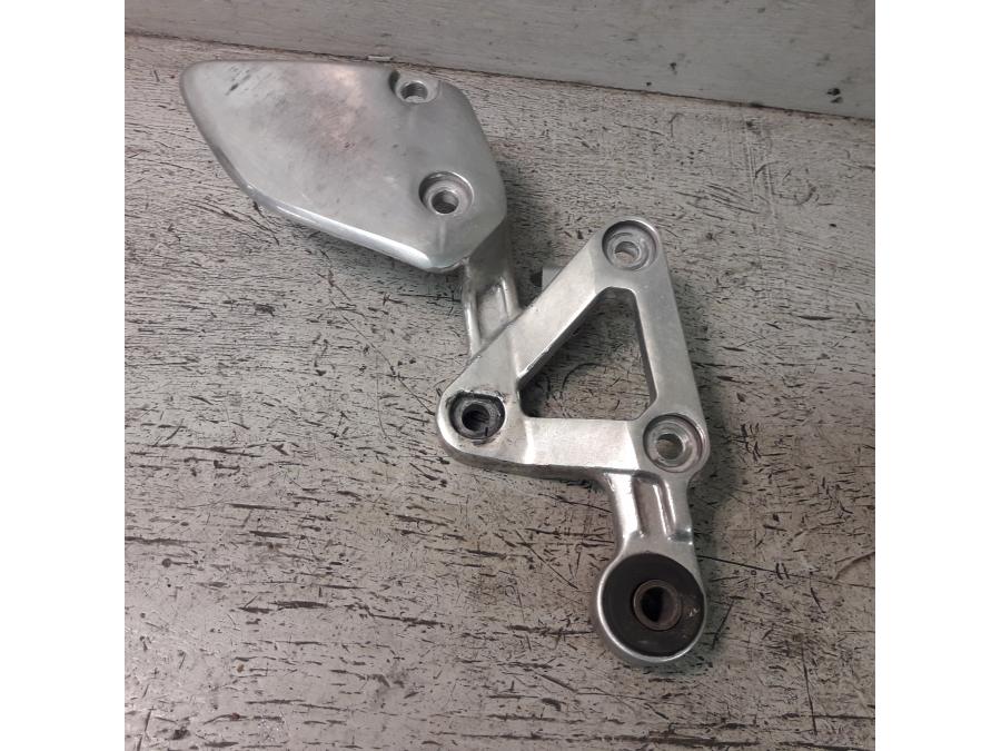 Framsidan på Fotpinnefäste från en Yamaha FZ-S 600 -2000 motorcykel.