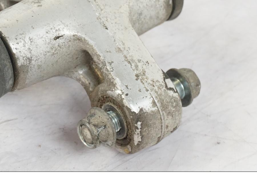 Baksidan på Stötdämparlänkage från en Suzuki VL 800 -2002 motorcykel.