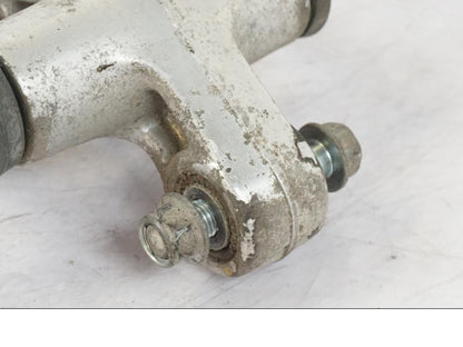 Baksidan på Stötdämparlänkage från en Suzuki VL 800 -2002 motorcykel.