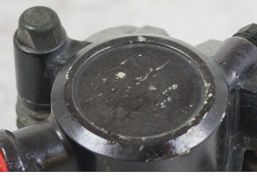 Baksidan på Bromsok från en Kawasaki KL 650A -1987 motorcykel.