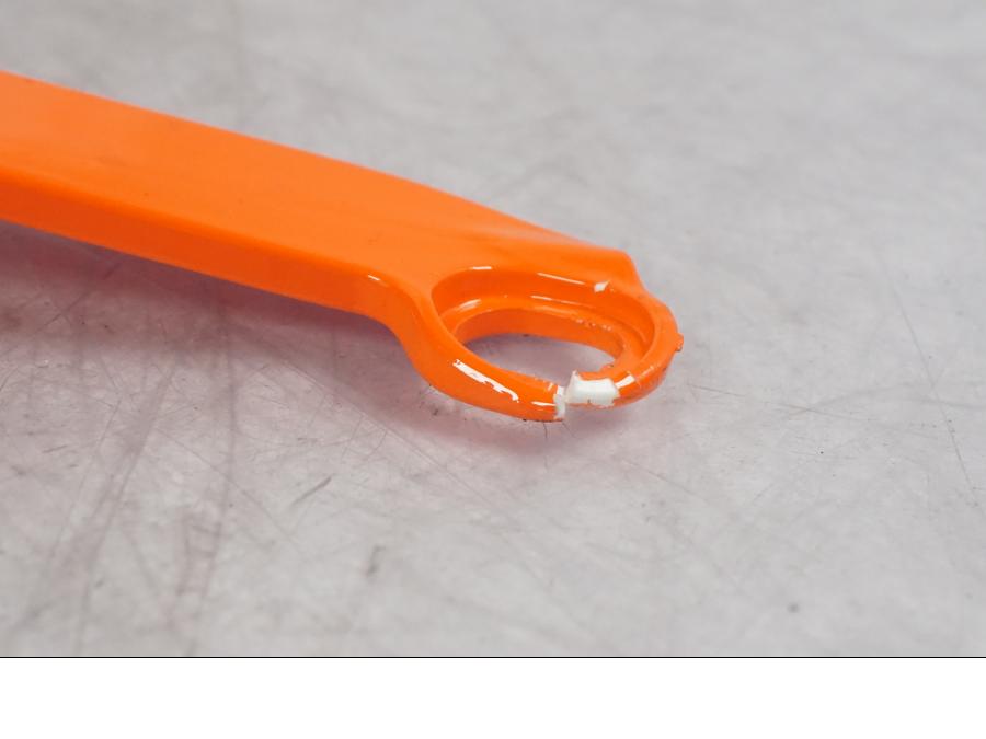 Snett uppifrån på Bensintankskåpa från en KTM 1290 Super Duke R -2022 motorcykel.