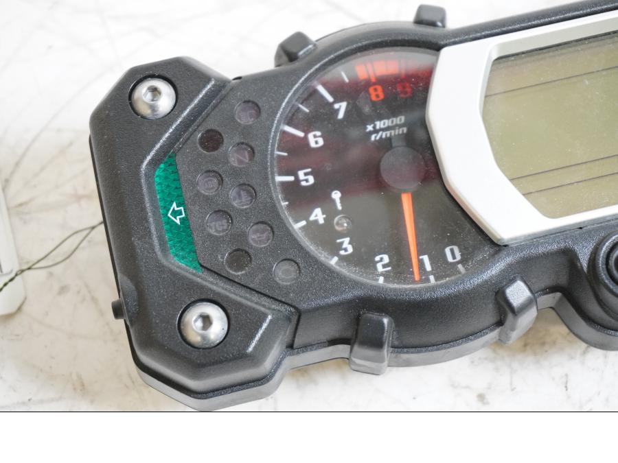 Baksidan på Instrumentpanel från en Yamaha XT 1200 Z -2011 motorcykel.