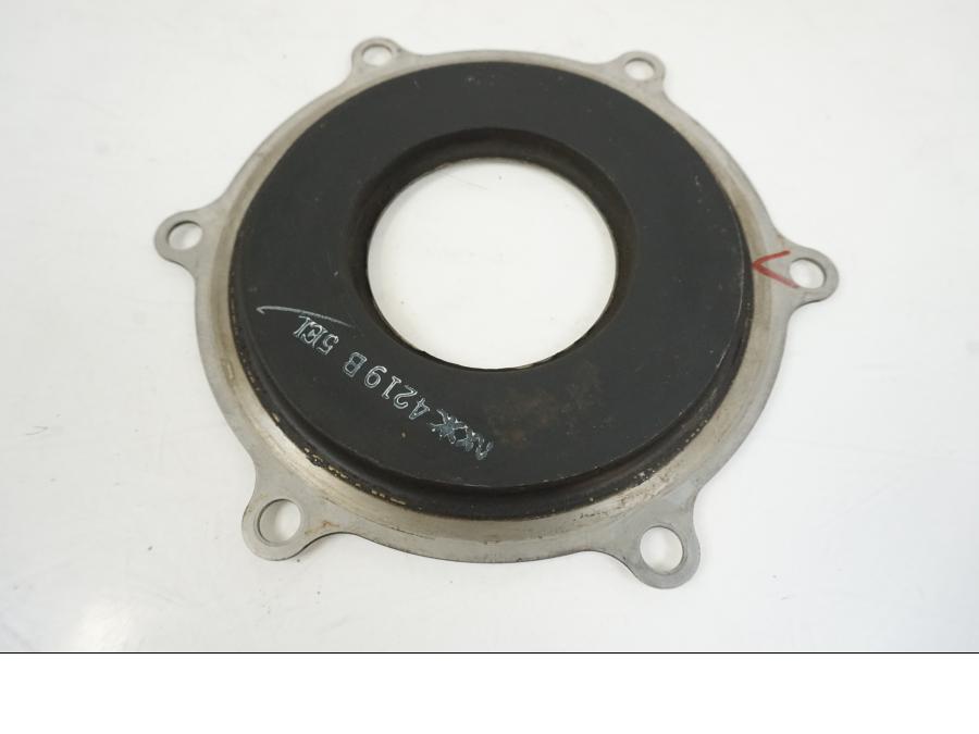 Snett nerifrån på Bromsskivedekor från en Yamaha XVS 1100 -2004 motorcykel.