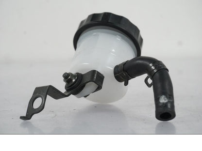 Baksidan på Bromsvätskebehållare från en Kawasaki ZX-6R -2005 motorcykel.