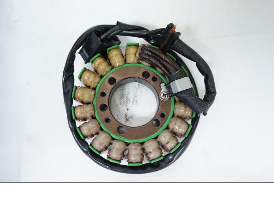 Baksidan på Generator från en Kawasaki Z 800 -2013 motorcykel.