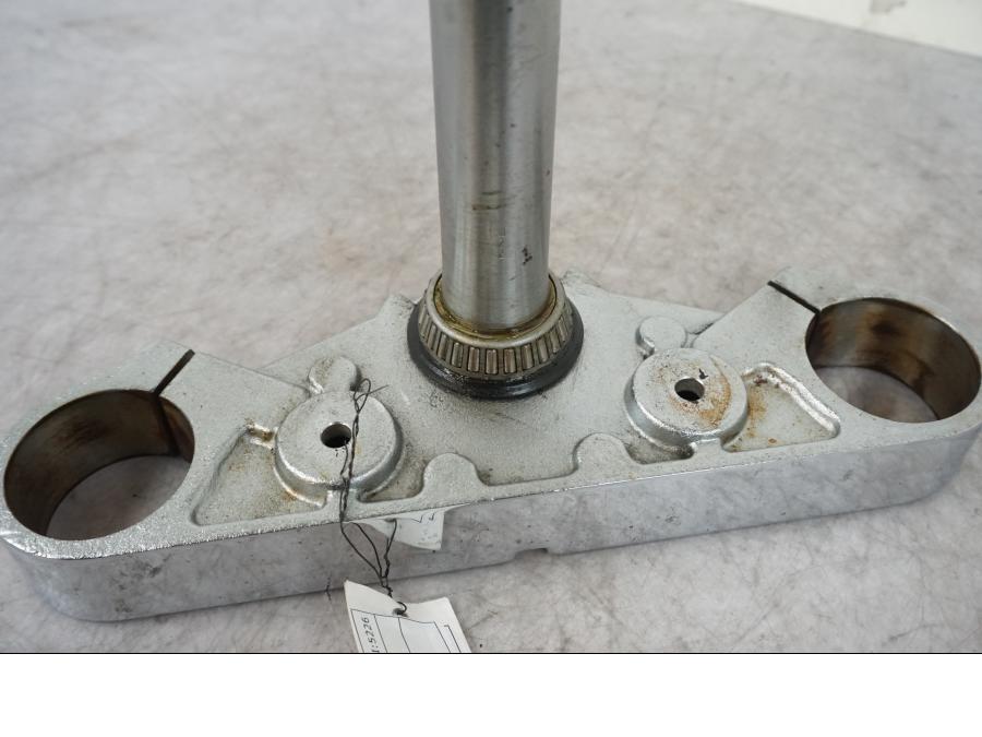 Snett uppifrån på Gaffelkrona från en Kawasaki VN 1500 Mean Streak -2002 motorcykel.