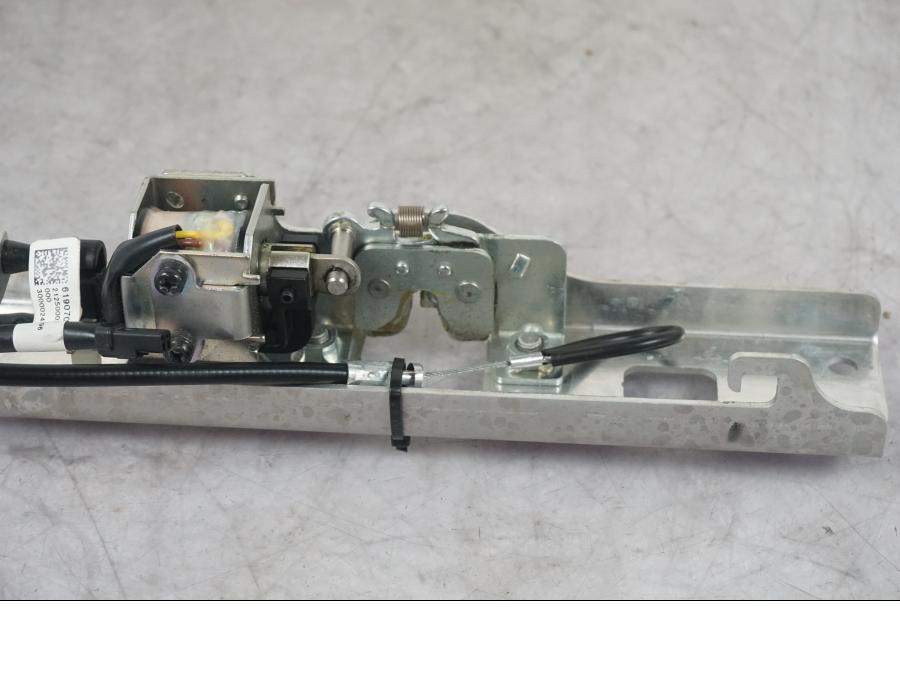 Snett uppifrån på Sadellåsmekanism från en KTM 1290 Super Adventure S -2022 motorcykel.