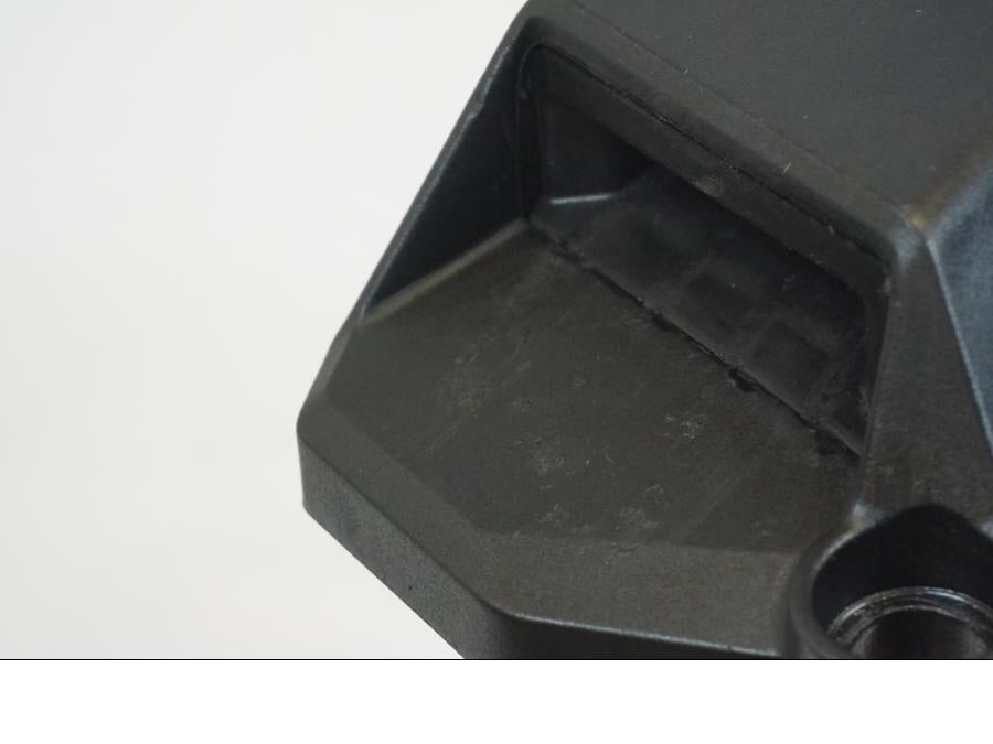 Snett nerifrån på Väskhållare från en KTM 1190 Adventure -2013 motorcykel.