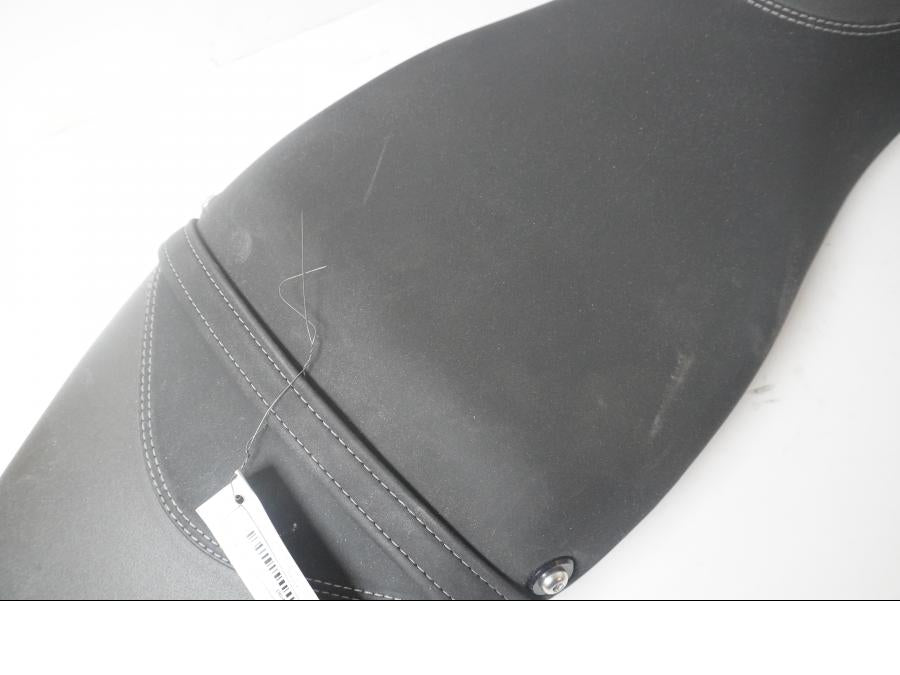 Baksidan på Sadel från en Triumph Street Triple R -2009 motorcykel.