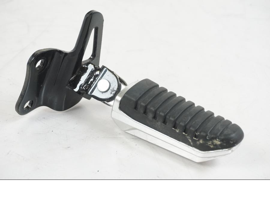 Framsidan på Fotpinne från en Suzuki VZR 1800 -2009 motorcykel.