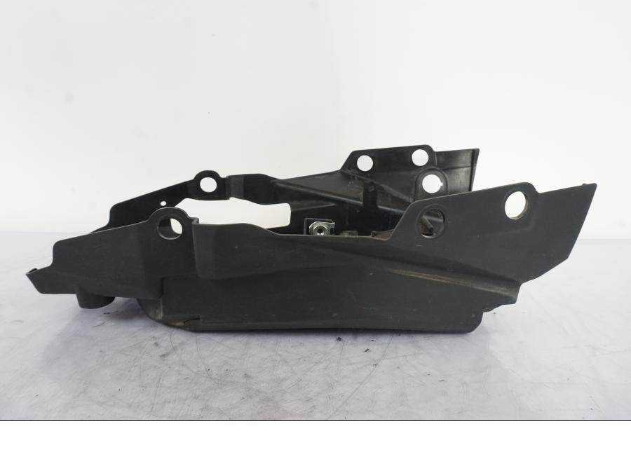 Vänster sida på Undertail från en KTM 125 Duke -2017 motorcykel.