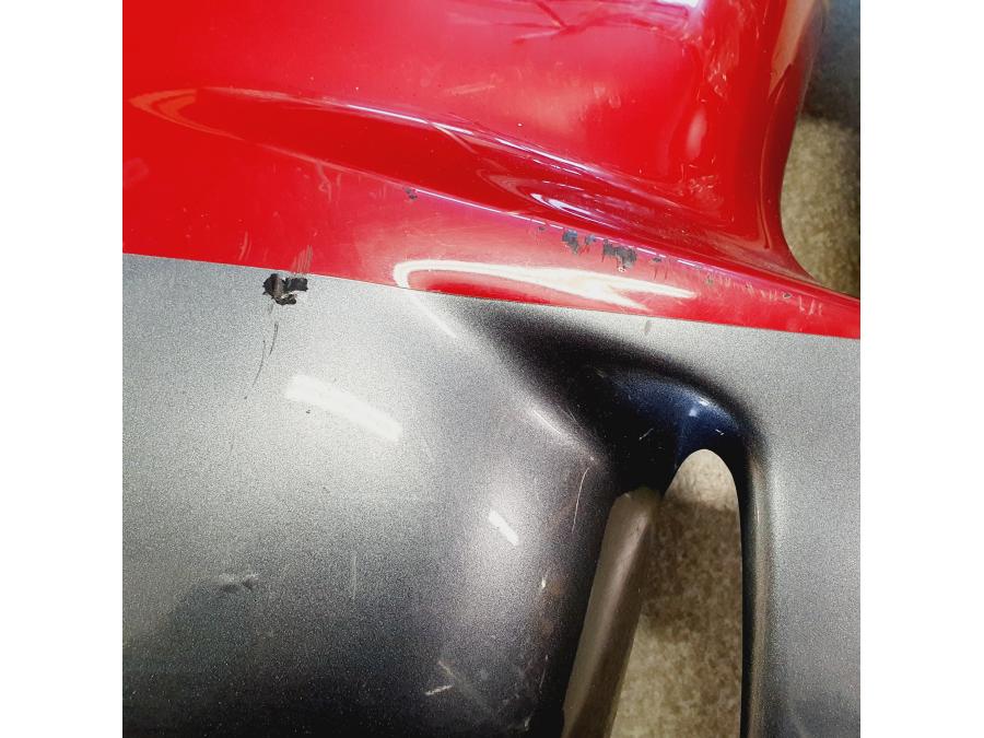 Höger sida på Sidkåpa från en Suzuki GSX 1300 R -2000 motorcykel.