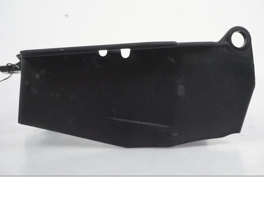 Snett nerifrån på Säkringshållarlock från en KTM 390 Adventure -2021 motorcykel.