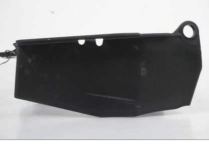 Snett nerifrån på Säkringshållarlock från en KTM 390 Adventure -2021 motorcykel.