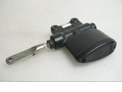 Framsidan på Bromshuvudcylinder från en Indian Chieftain Dark Horse -2019 motorcykel.