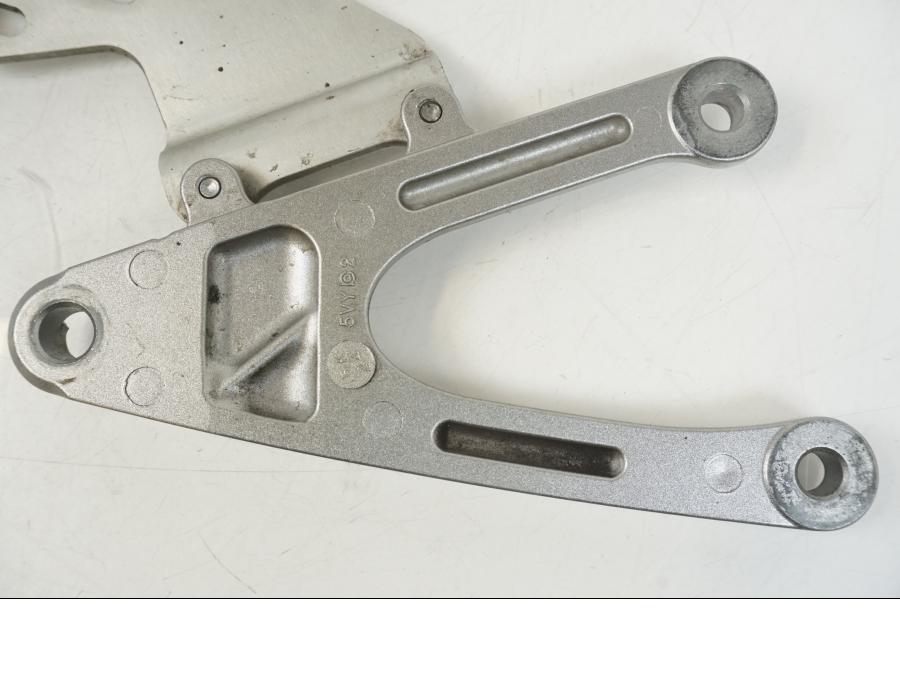 Extrabild1 på Fotpinnefäste från en Yamaha YZF 1000 R1 -2007 motorcykel.