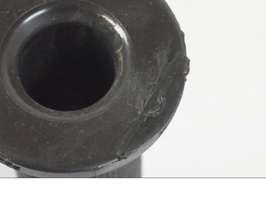 Vänster sida på Gummihandtag från en KTM 390 Adventure -2021 motorcykel.