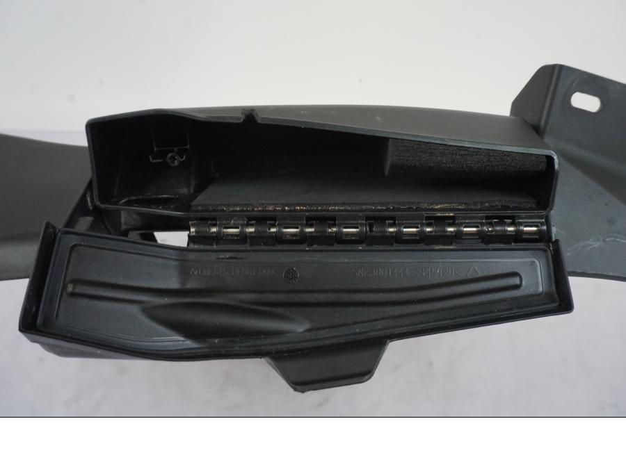 Snett nerifrån på Innerskärm från en KTM 1290 Super Duke -2019 motorcykel.