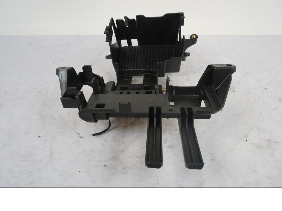 Vänster sida på Batterihållare från en KTM 1290 Super Duke R -2023 motorcykel.