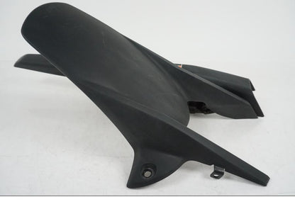 Snett nerifrån på Svingskärm från en Honda CB 650 F Hornet -2017 motorcykel.