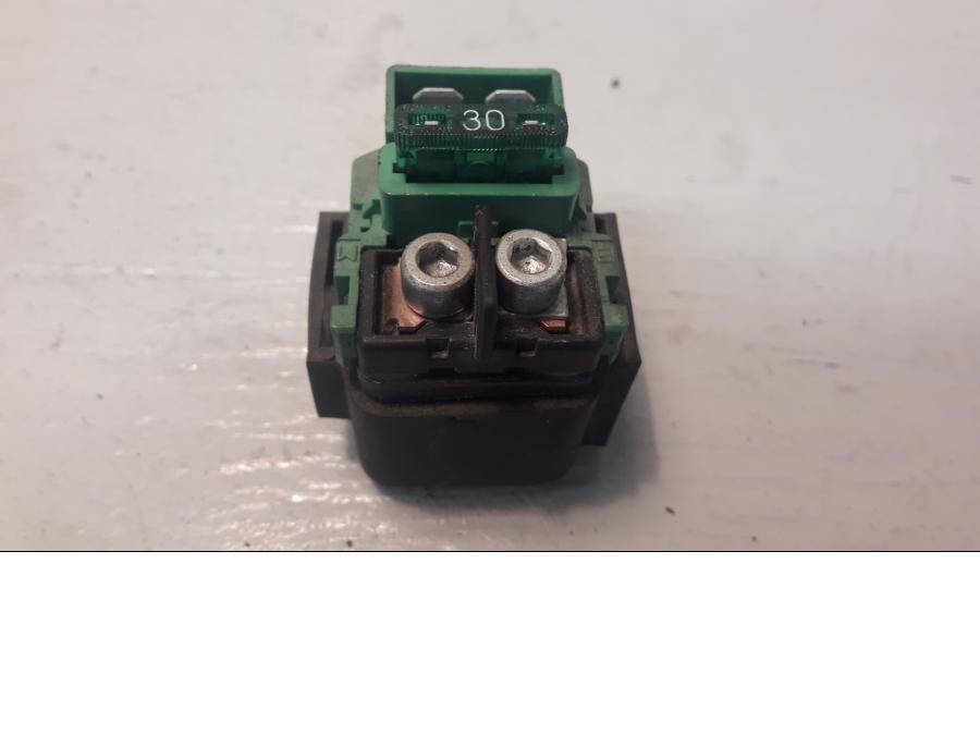 Framsidan på Startrelä från en Honda Alla -2000 motorcykel.