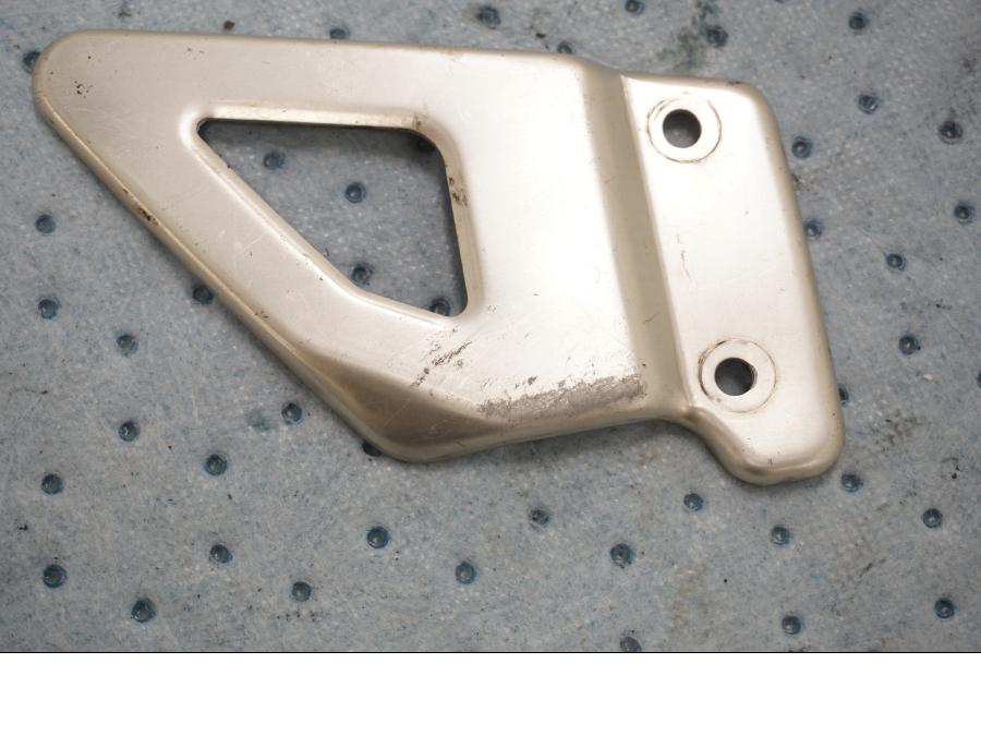 Framsidan på Fotpinnehälskydd från en Suzuki TL 1000 S -1997 motorcykel.