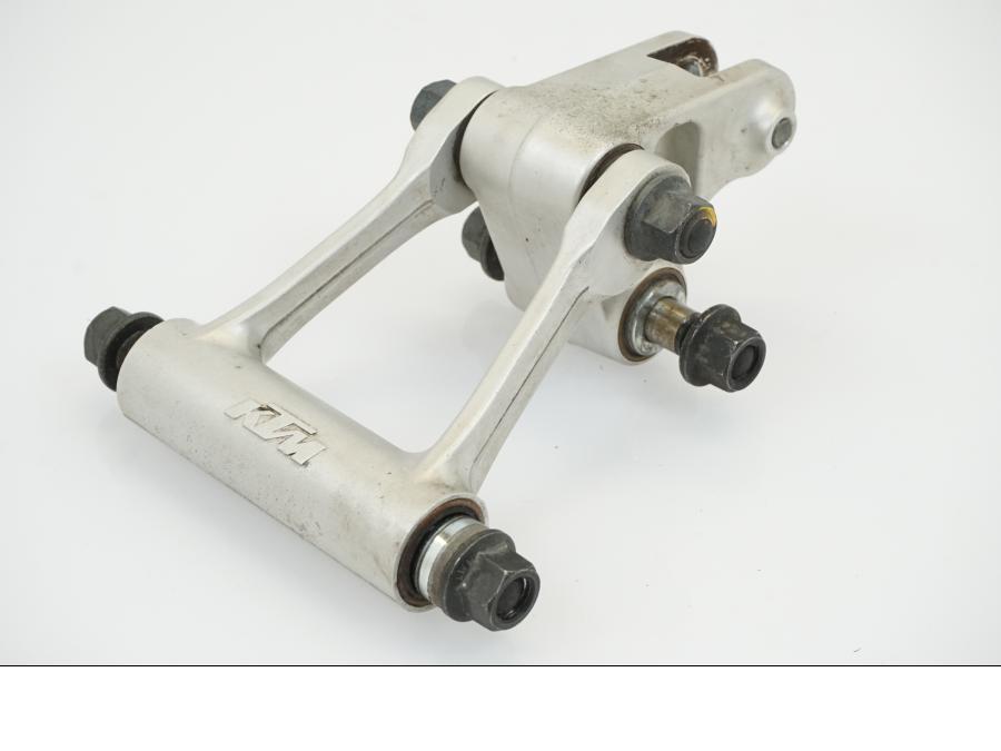 Snett uppifrån på Stötdämparlänkage från en KTM 690 Duke -2012 motorcykel.