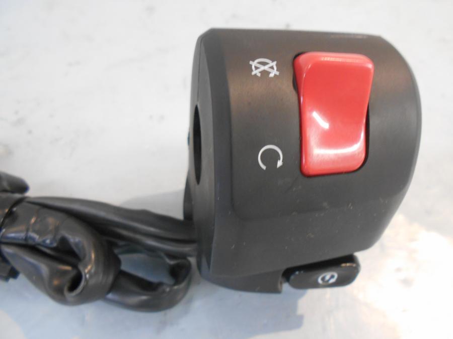 Framsidan på Styrelreglage från en Kawasaki Z 900 -2018 motorcykel.